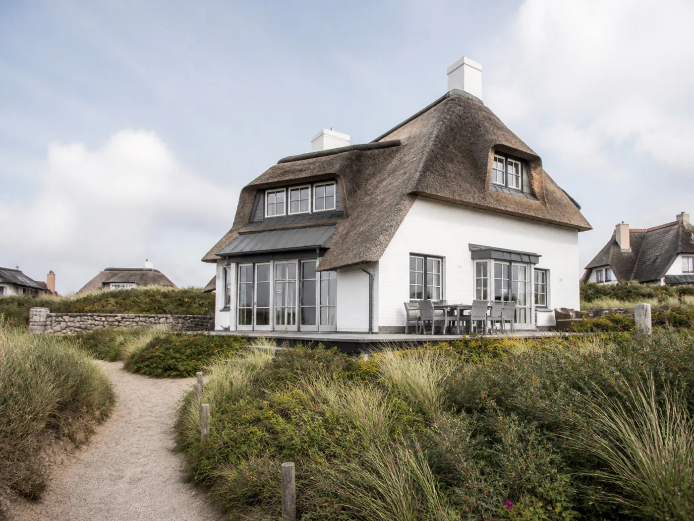 Klassische weiße Reetdachvilla auf Sylt.