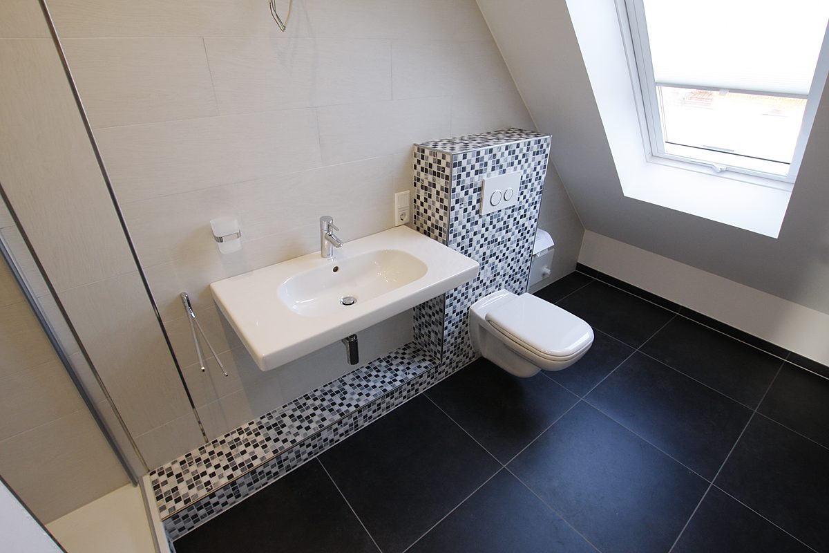 Modernes Badezimmer der Atelierwohnung mit ebenerdiger Dusche
