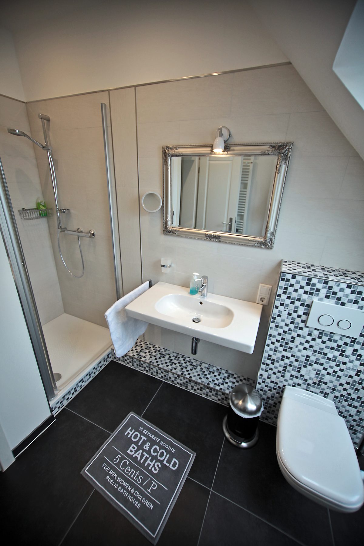 Badezimmer der möblierten Atelierwohnung