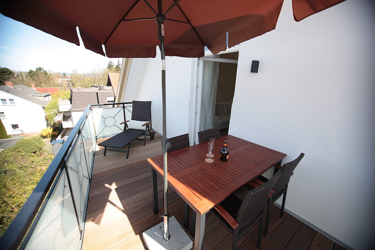 Blick Richtung Balkon in der Atelierwohnung im Dachgeschoss der Villa Emmilio