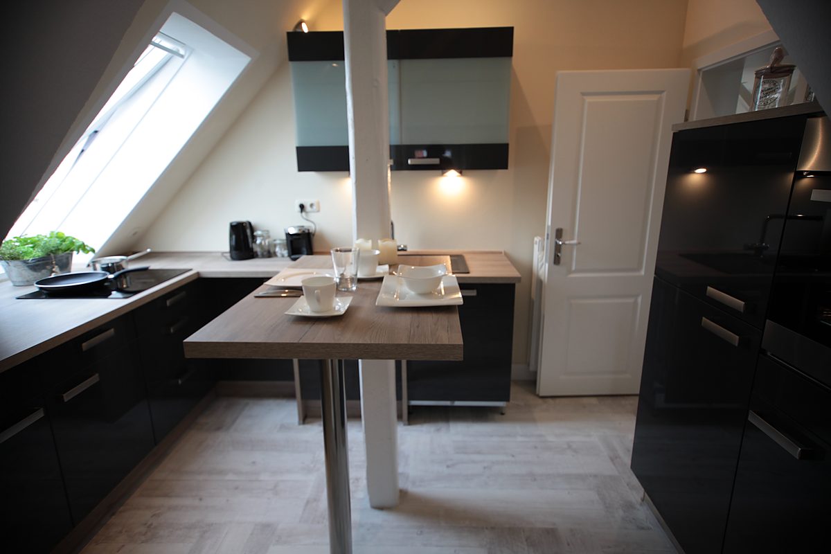 Moderne Küche der Atelierwohnung im Dachgeschoss der Villa Emmilio