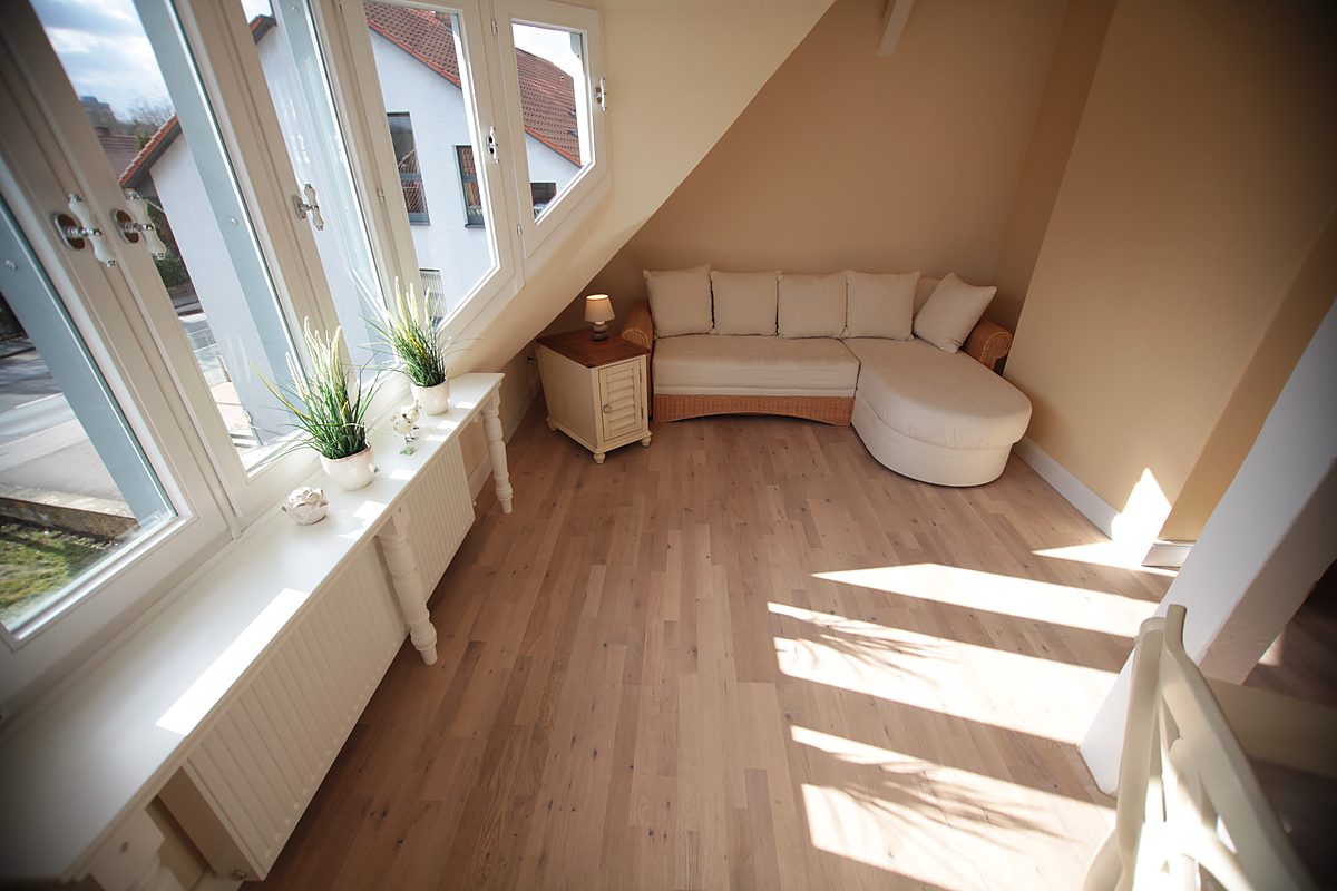 Heller möblierter Wohnbereich der Atelierwohnung im Dachgeschoss der Villa Emmilio