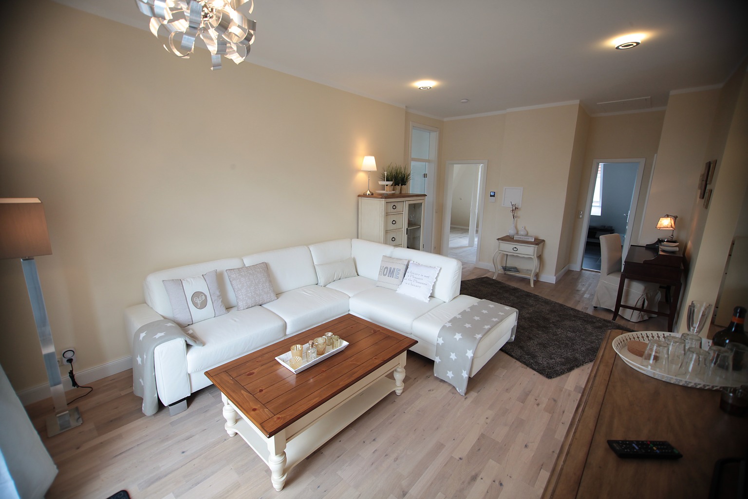 Möbliertes Wohnzimmer der Atelierwohnung im Dachgeschoss der Villa Emmilio