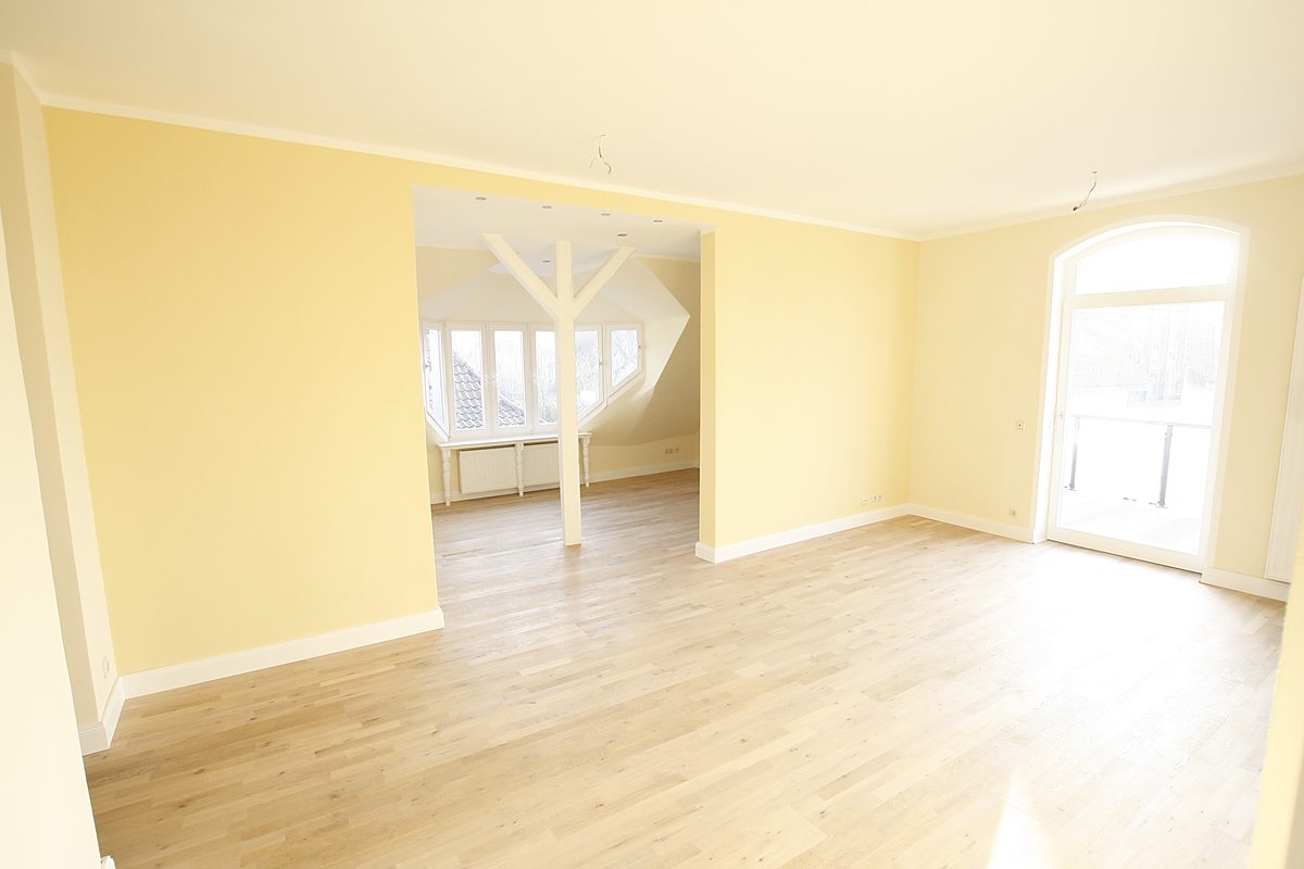 Zimmer mit großen Fenstern in der leeren Atelierwohnung