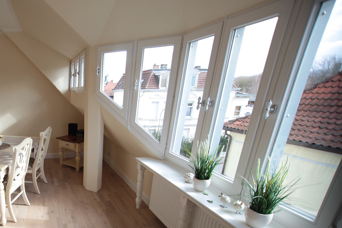 Panoramafenster aus 14 Scheiben in der Atelierwohnung der Villa Emmilio