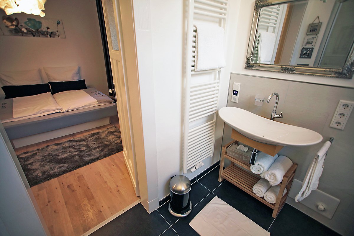 Badezimmer der möblierten Bel-Étage-Wohnung