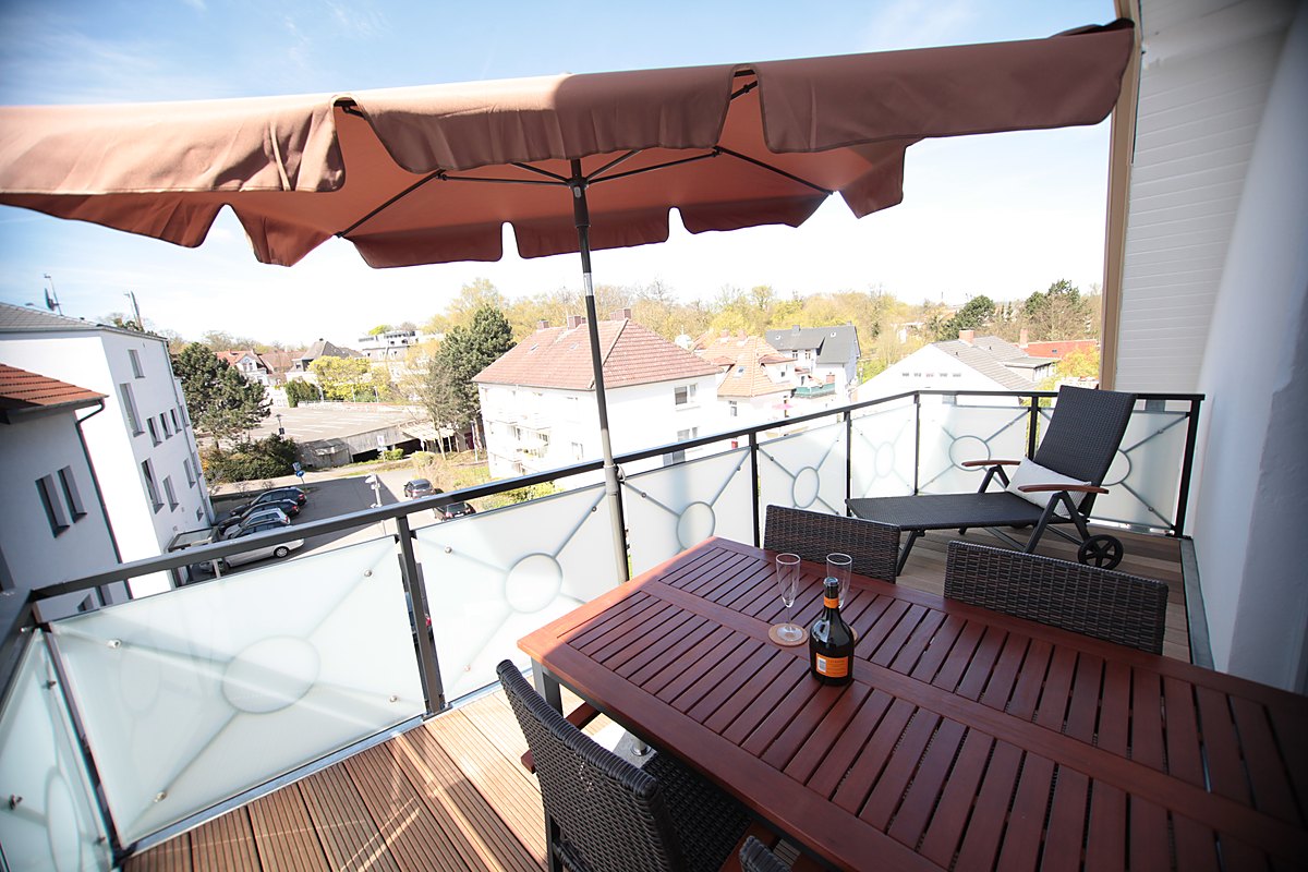 Balkon mit Ausblick der Bel-Étage-Wohnung der Villa Emmilio