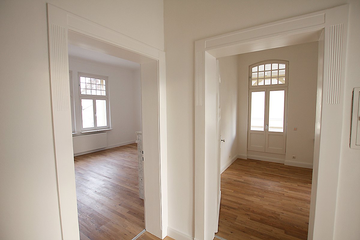 Diele mit Zugang zu den Zimmern der Bel-Étage-Wohnung