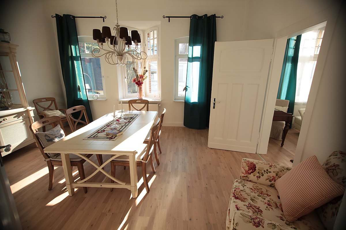 Möbliertes Esszimmer der Bel-Étage-Wohnung der Villa Emmilio
