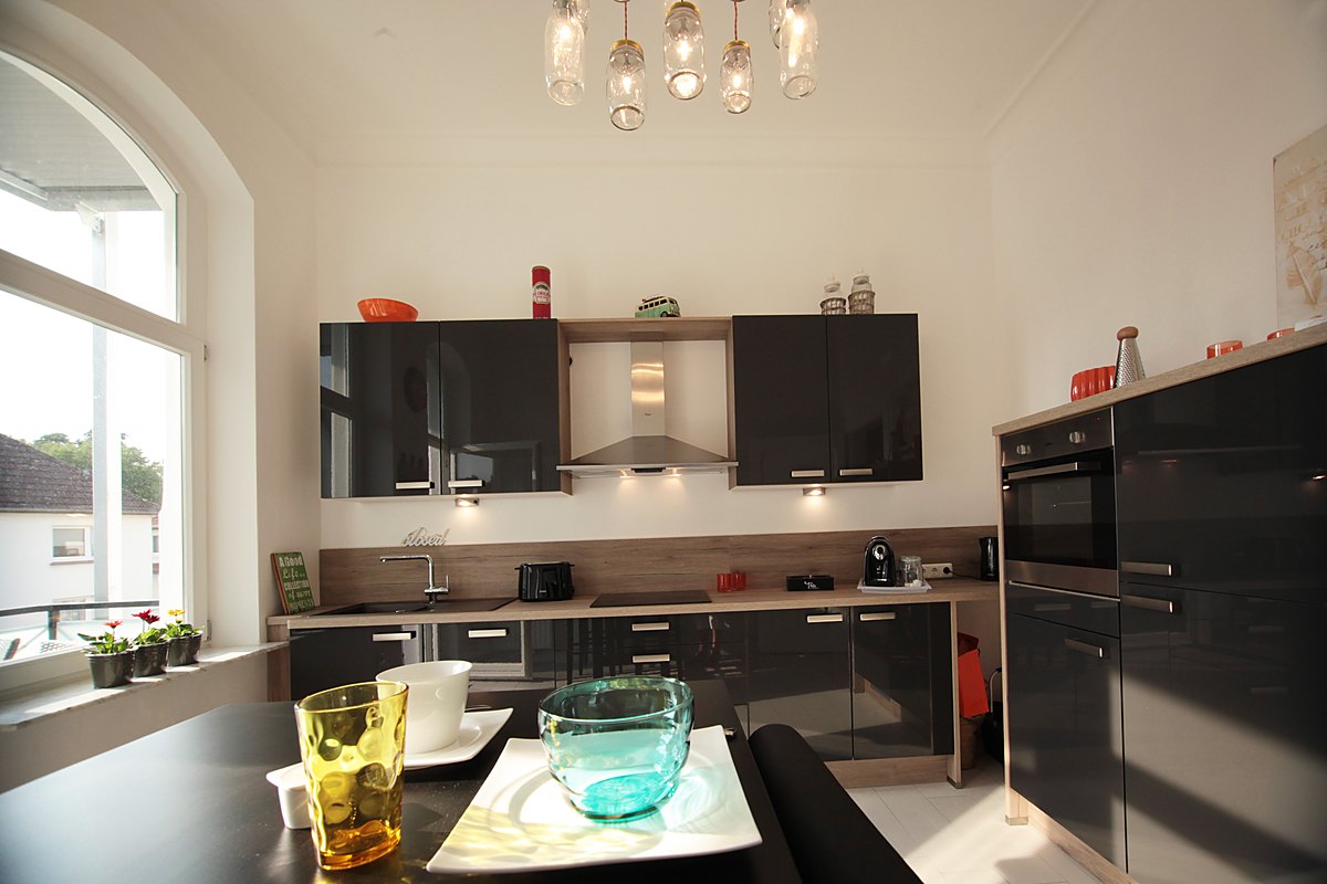 Moderne Küche der Bel-Étage-Wohnung der Villa Emmilio