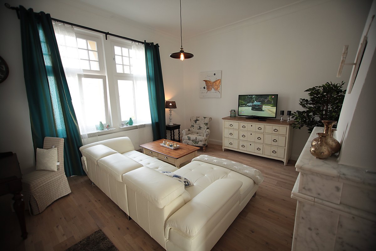 Möbliertes Schlafzimmer der Bel-Étage-Wohnung der Villa Emmilio