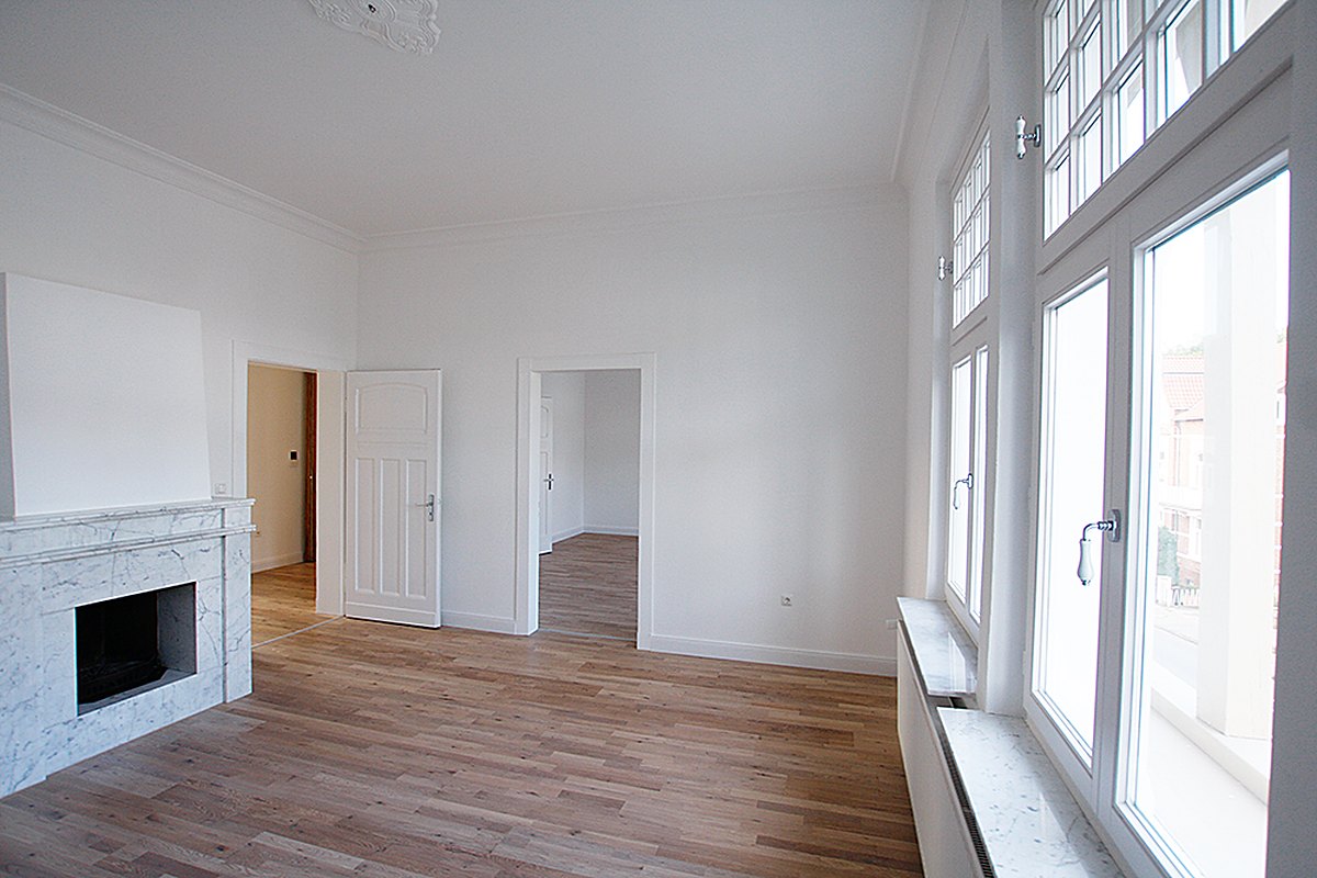 Heller Wohnbereich mit Kamin in der leeren Bel-Étage-Wohnung der Villa Emmilio