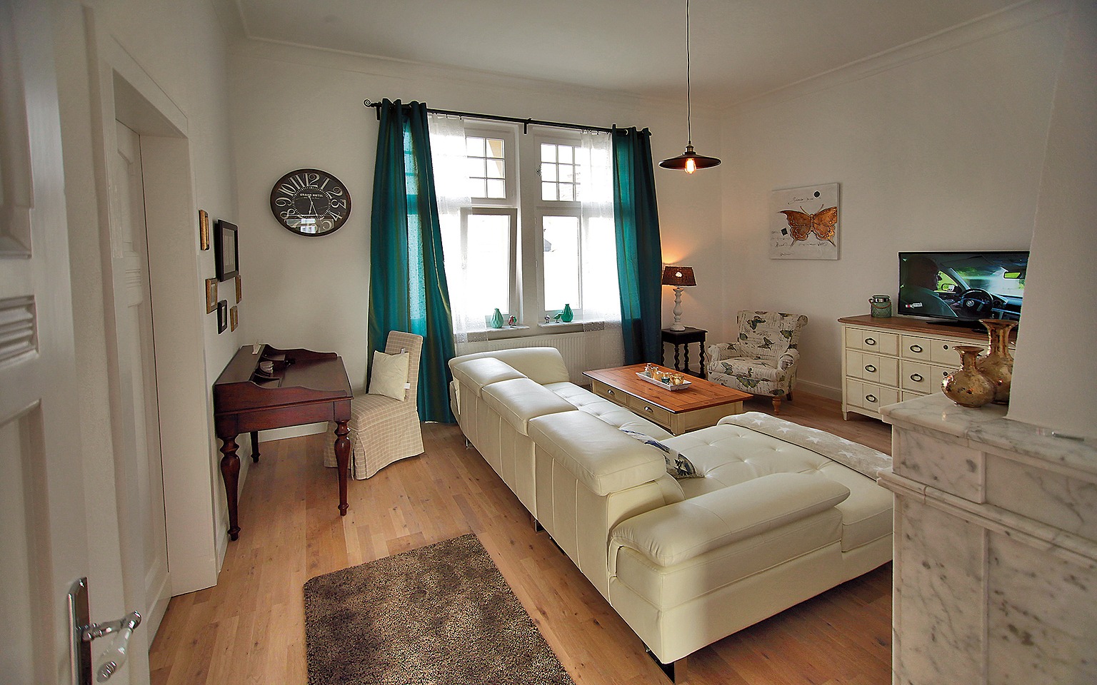 Möbliertes Wohnzimmer der Bel-Étage-Wohnung der Villa Emmilio mit Kamin und Designermöbeln