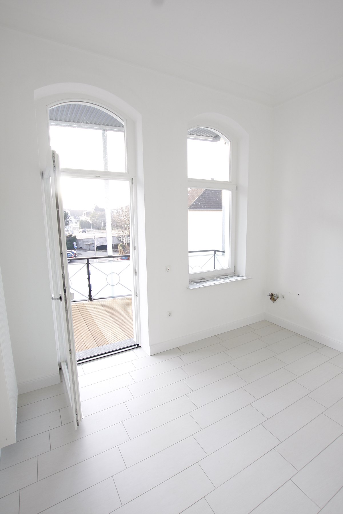 Zimmer mit Bogenfenster in der leeren Bel-Étage-Wohnung der Villa Emmilio