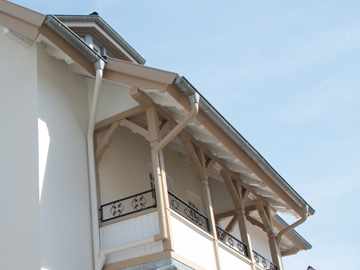 Historischer überdachter Balkon der Bel Étage der Villa Emmilio