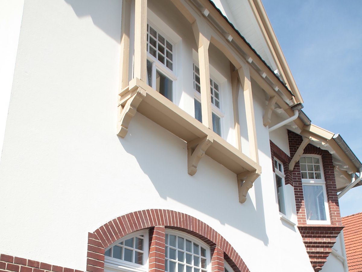 Historischer Holzblumenbalkon an der Fassade der Villa Emmilio