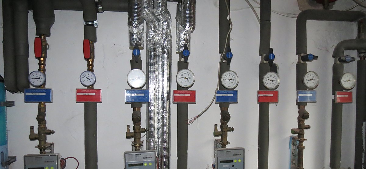 Haustechnikraum der Villa Emmilio mit Gas-Brennwertheizung und separaten digitalen Zählern je Einheit
