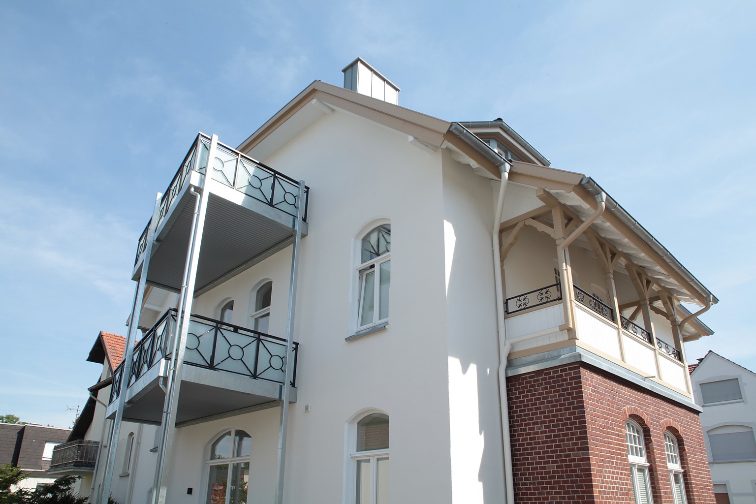 Außenansicht der Villa Emmilio mit den Balkonen der Bel Étage