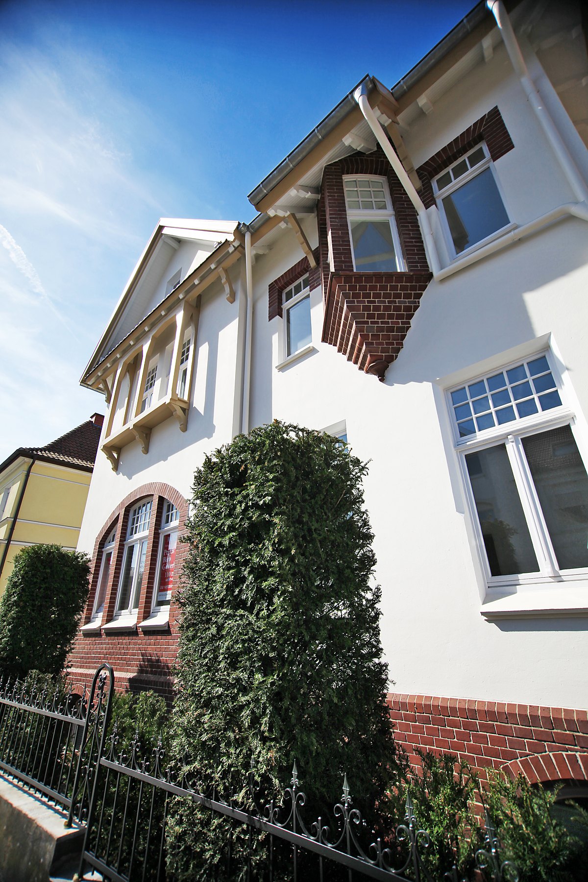 Jugendstil-Fassade der Villa Emmilio mit Erker und Balkon