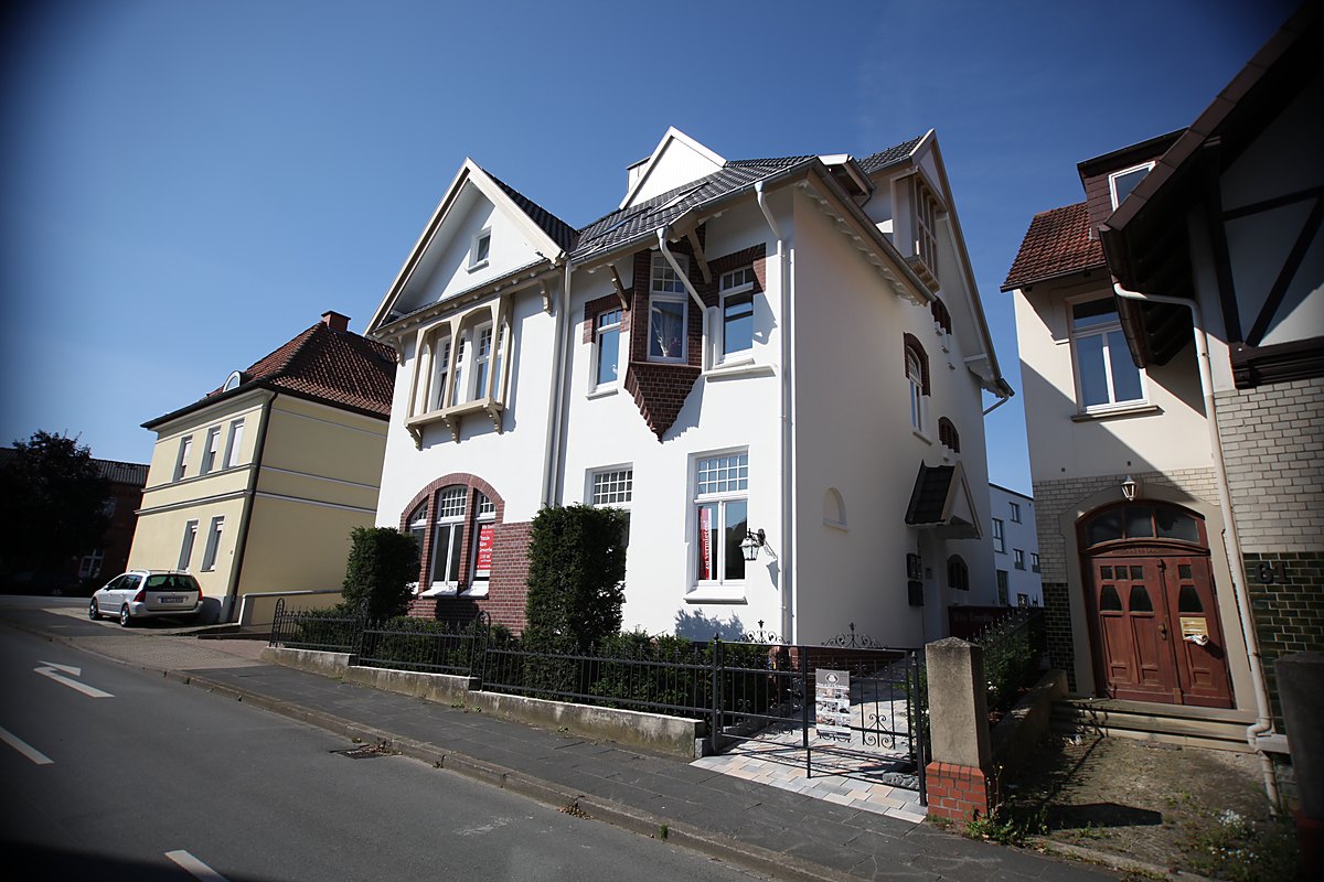 Die Villa Emmilio in der Bahnhofstraße im Kreis der Nachbarvillen von Bad Oeynhausen