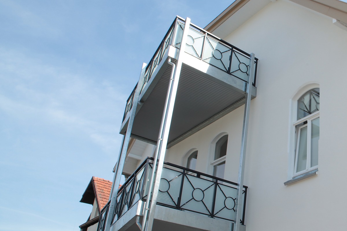 Balkone der Villa Emmilio, die sich an der Rückseite über mehrere Etagen staffeln