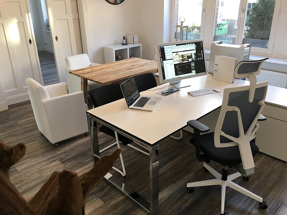 Arbeitsplätze im eingerichteten Büro des Hochparterres der Villa Emmilio