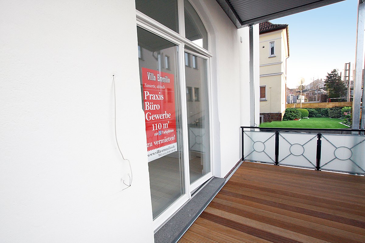 Balkon zur Straßenseite des Hochparterres der Villa Emmilio