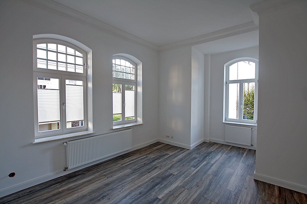 Heller Büroraum mit Bogenfenster im Office der Villa Emmilio