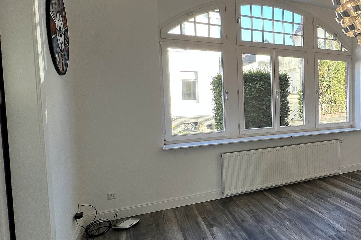 Großes Bogenfenster sorgt für lichtdurchflutete Räume in der Villa Emmilio