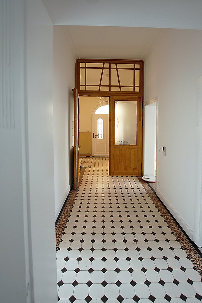 Historische Fliesen im Flur des Hochparterres der Villa Emmilio