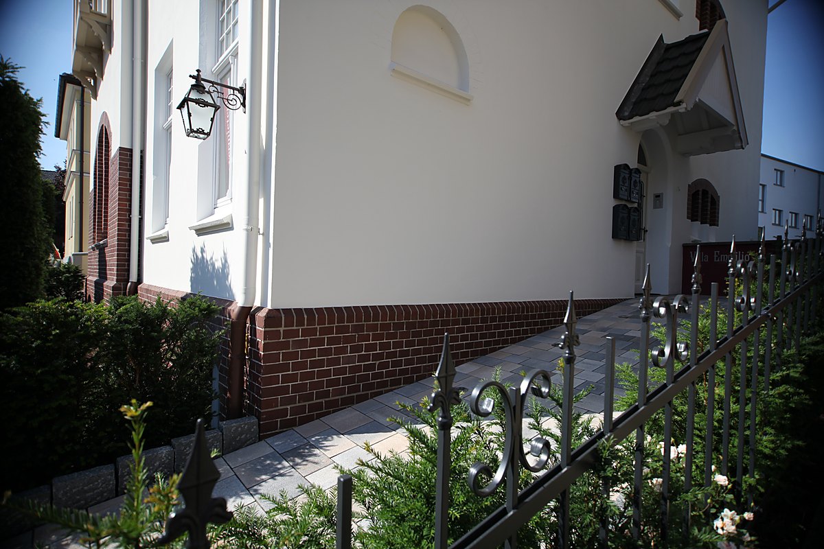 Neu angelegter Schrägaufgang und gepflasterter Hof der Villa Emmilio mit drei Stellplätzen