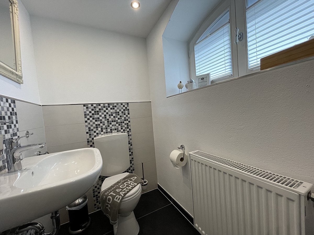 Neues Badezimmer der Souterrain-Wohnung der Villa Emmilio