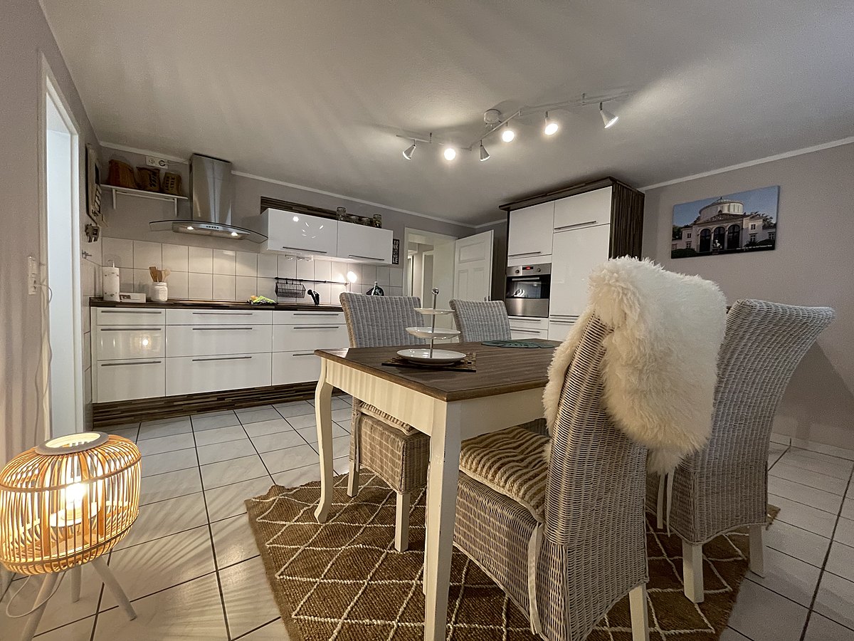 Moderne Einbauküche der Souterrain-Wohnung der Villa Emmilio