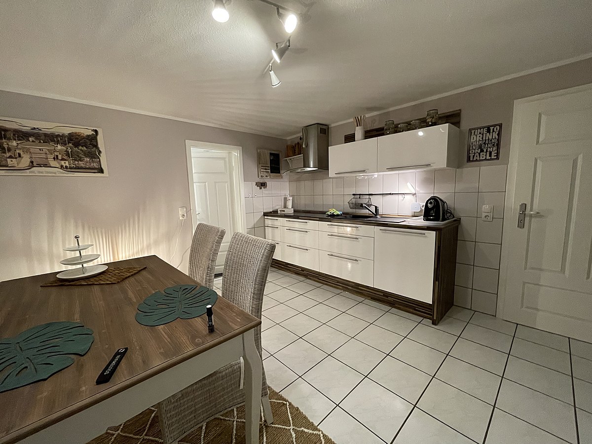 Küche und Essbereich der Souterrain-Wohnung