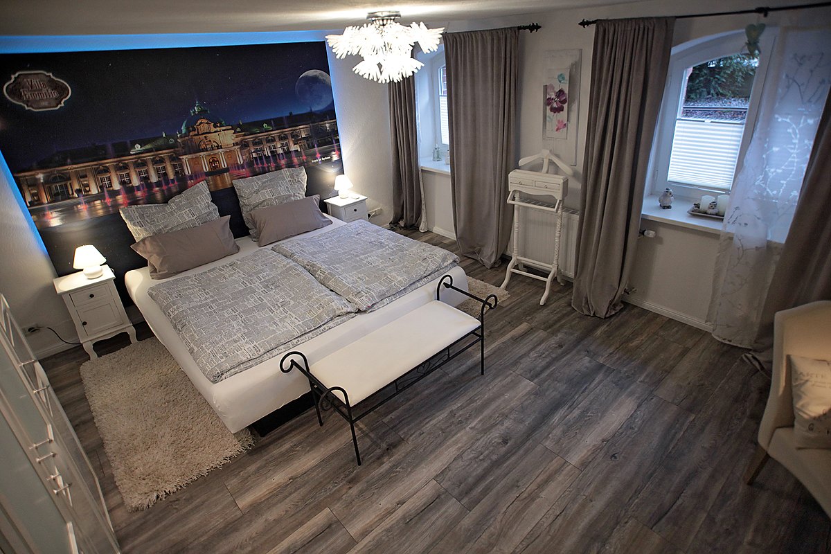 Schlafzimmer der Souterrain-Wohnung der Villa Emmilio