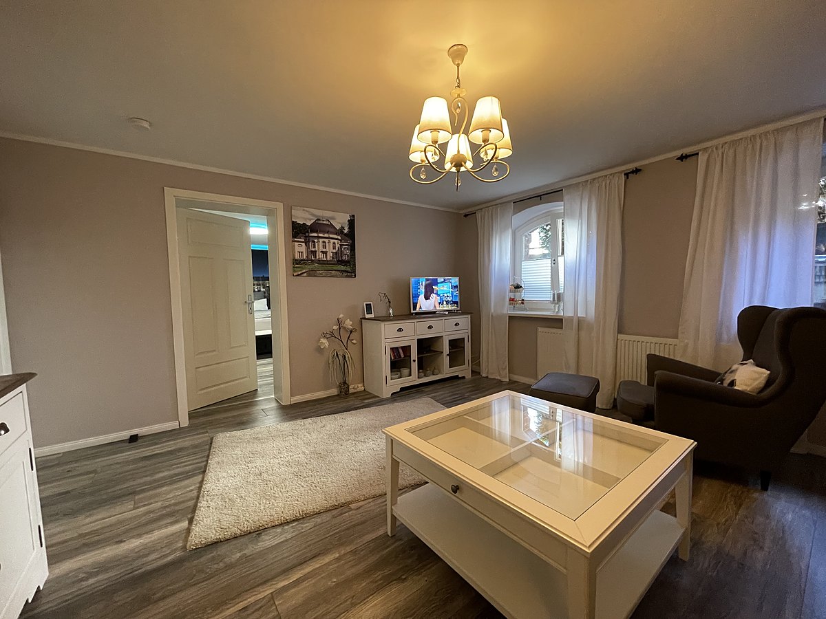 Offener Wohn- und Essbereich der Souterrain-Wohnung der Villa Emmilio