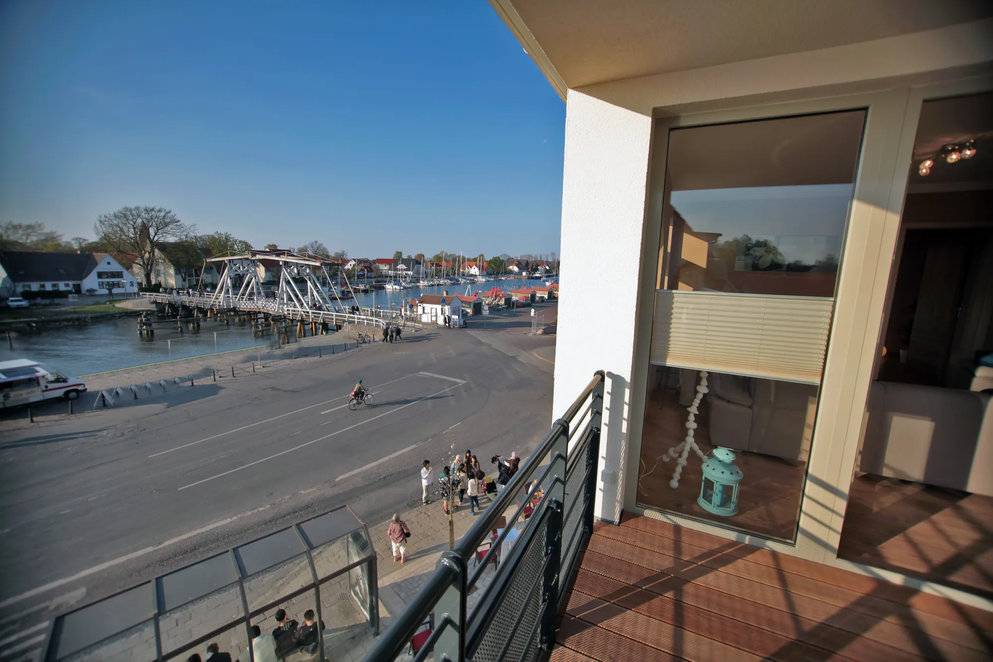Blick über den Wiecker Hafen mit Klappbrücke und Yachthafen