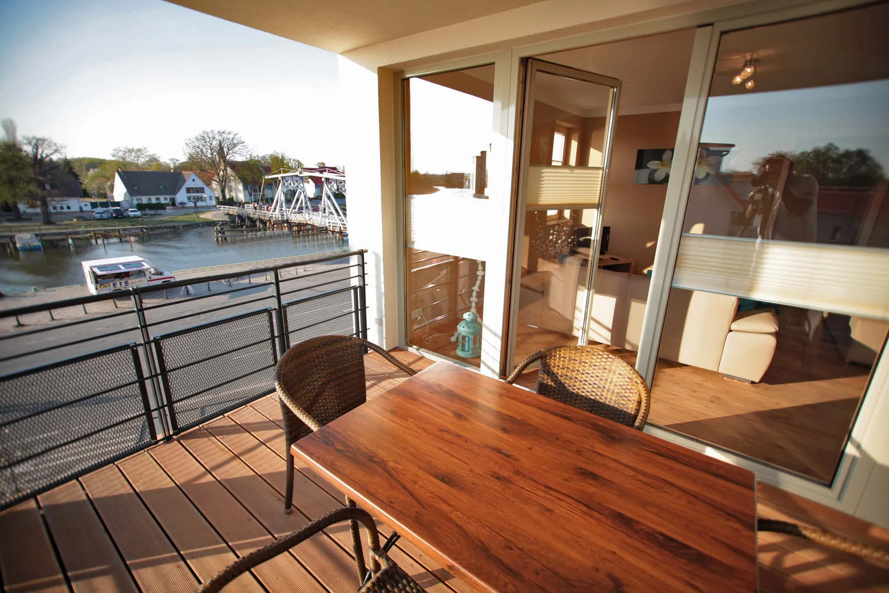 Balkon eines Appartements mit Blick zur Wiecker Klappbrücke