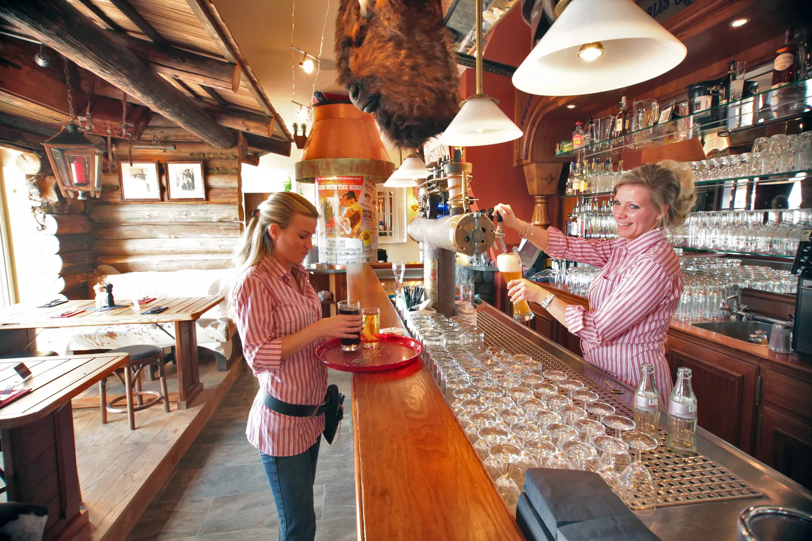 Frisch gezapftes Bier an der historischen Zapfanlage