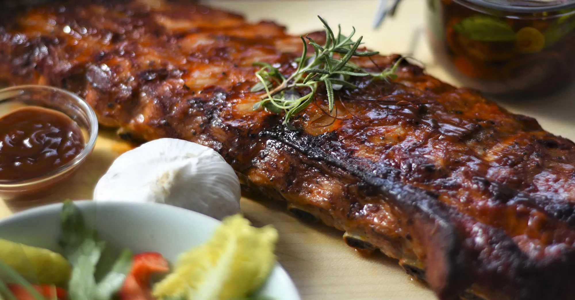 Glasierte Spare Ribs mit Rosmarin und BBQ-Sauce