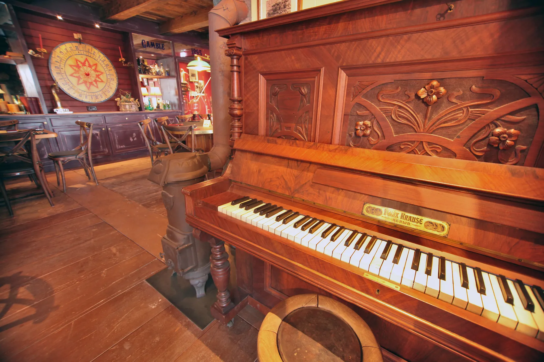 Historisches Klavier von Felix Krause, Berlin, im Gastraum