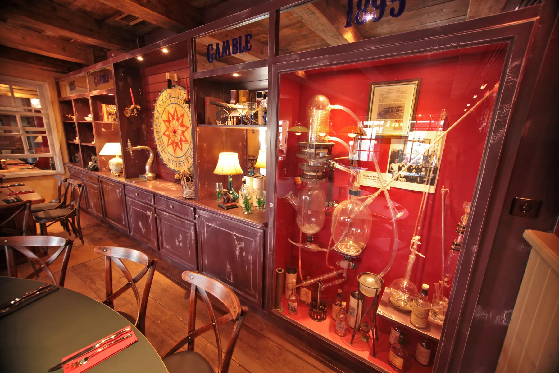 Themenbereich mit historischer Gamble-Vitrine und Destillen von 1895