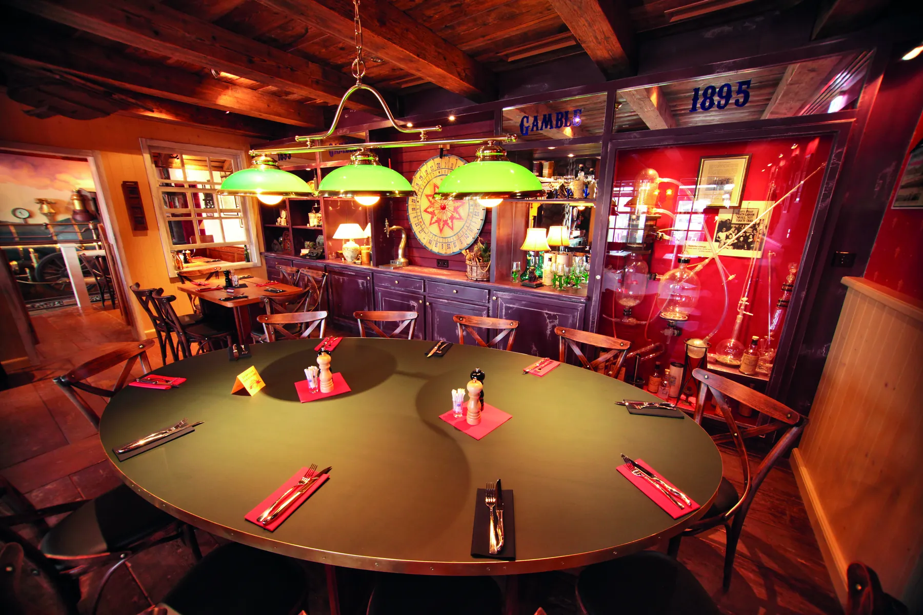 Festtafel im Gamble-Bereich mit Glücksrad und Vitrine