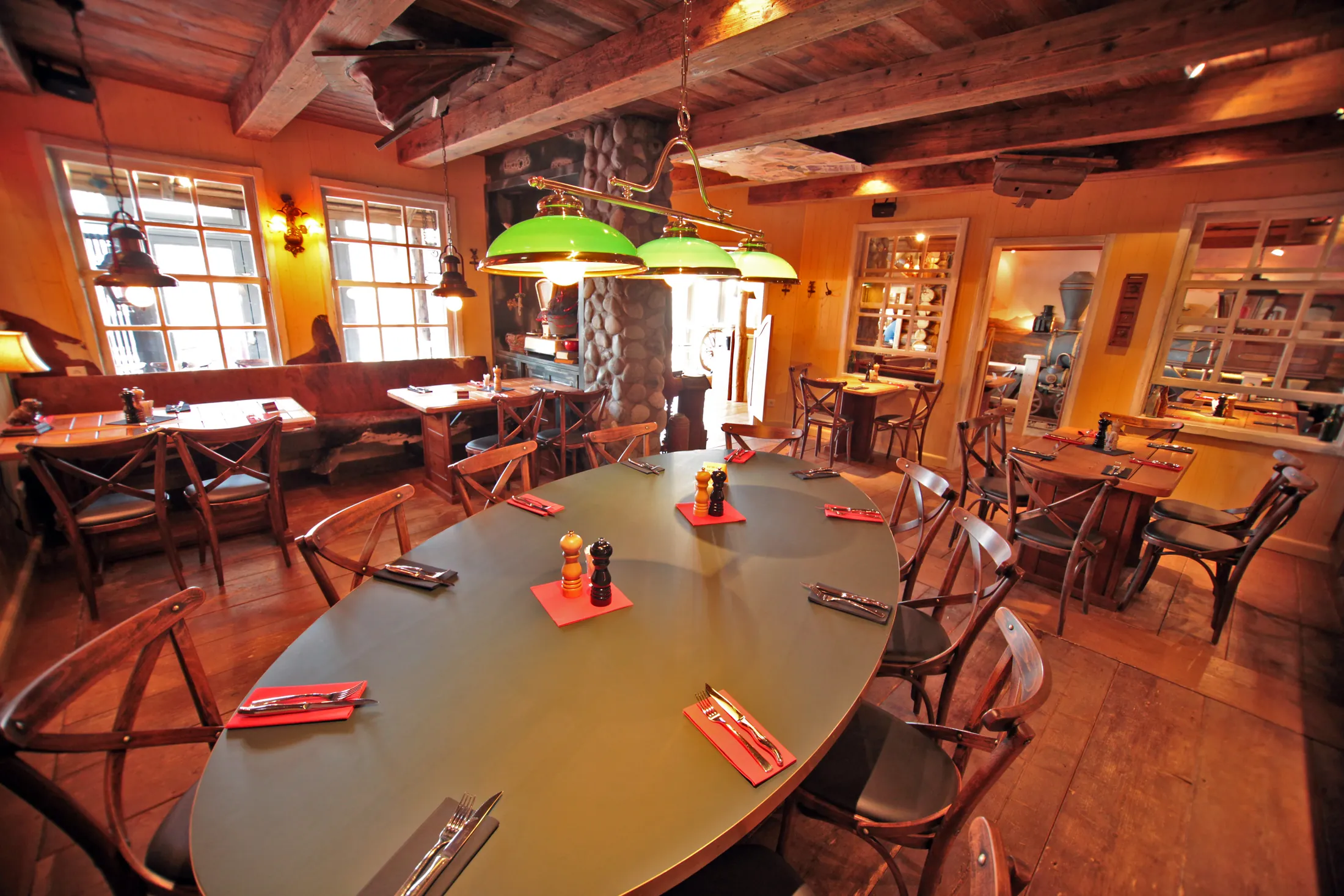 Große ovale Tafel für Feiern und Gruppen im Jack & Richie's