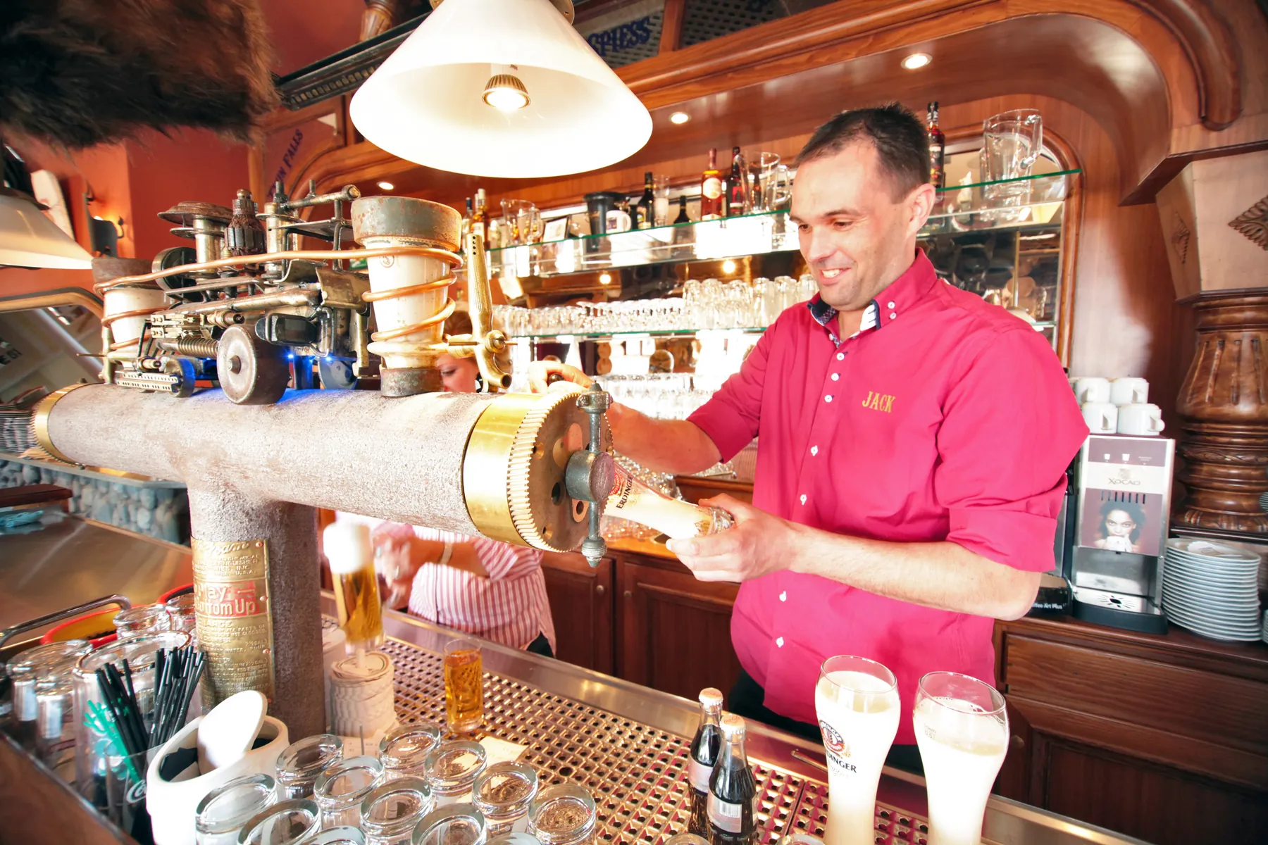 Gastgeber Jack an der historischen Zapfanlage der Saloon-Bar
