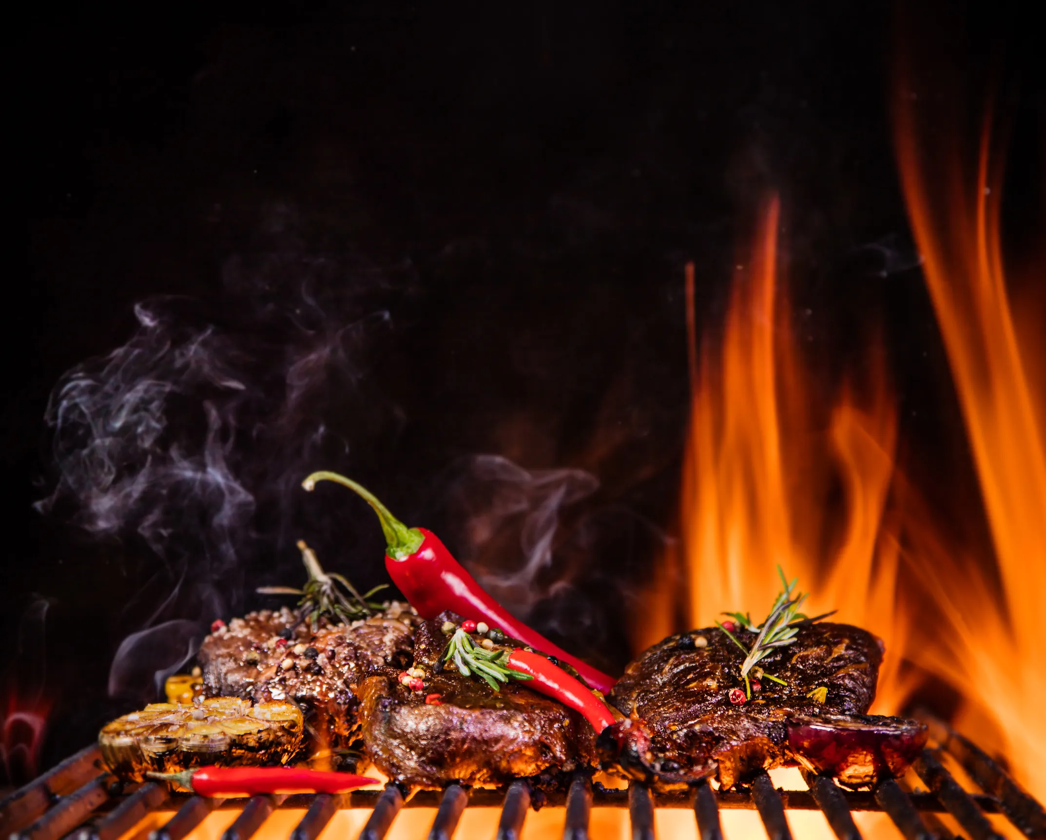 Steaks über offener Flamme auf dem Lavasteingrill