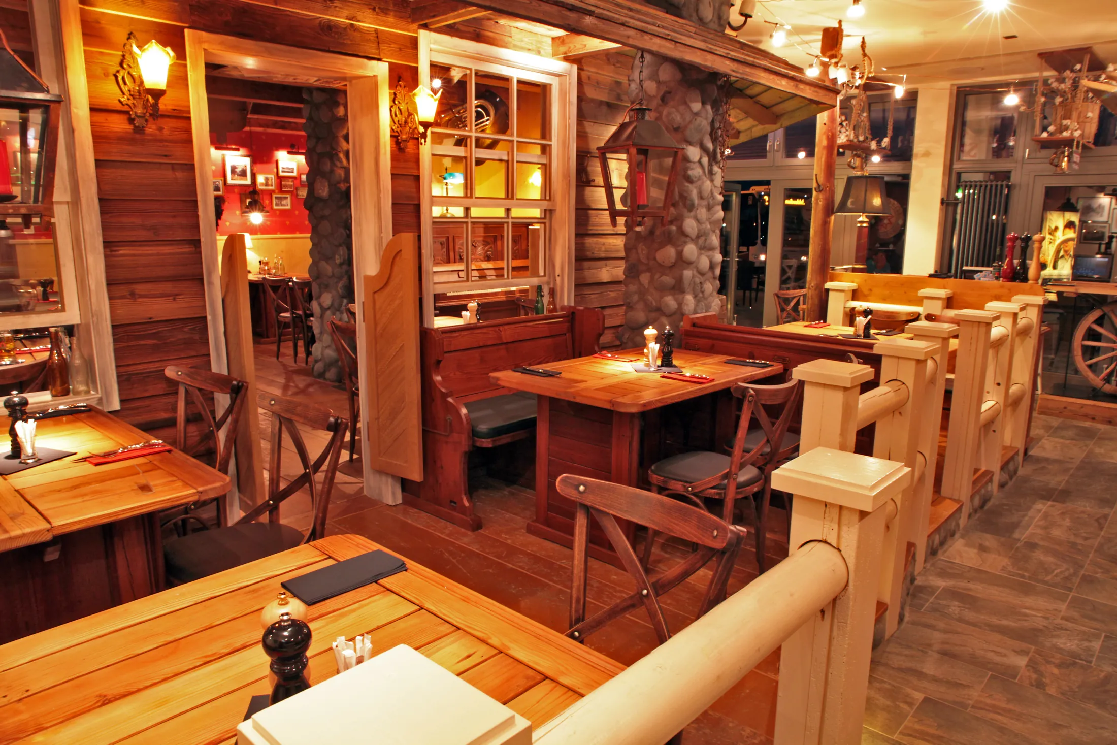 Abendstimmung im Restaurant mit Laternen und Saloon-Türen