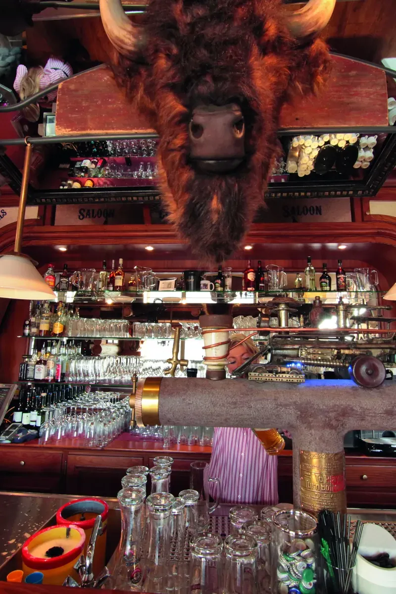 Der Büffelkopf über der Saloon-Bar von Jack & Richie's