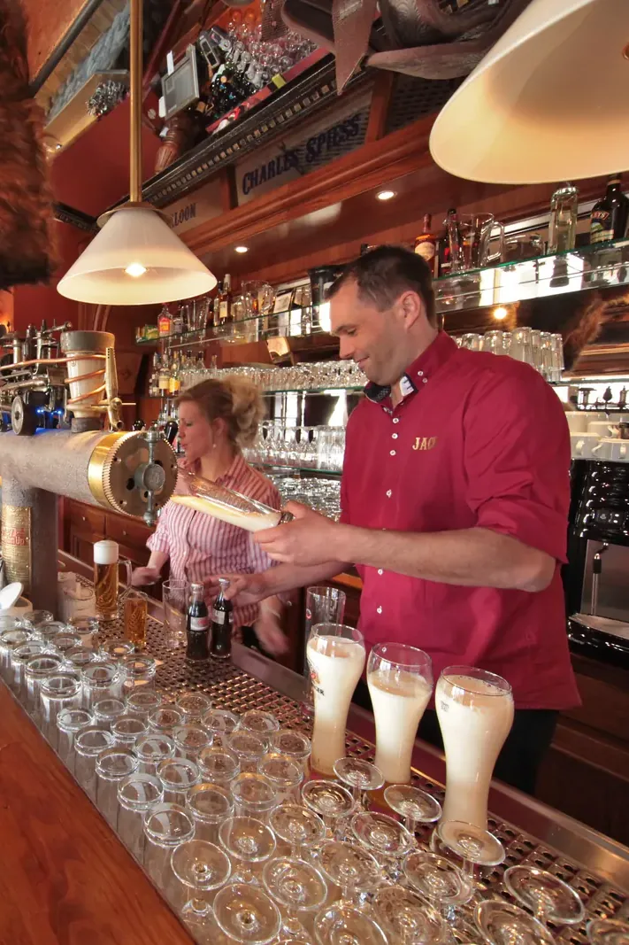 Frisch gezapftes Weizen an der historischen Zapfanlage der Saloon-Bar