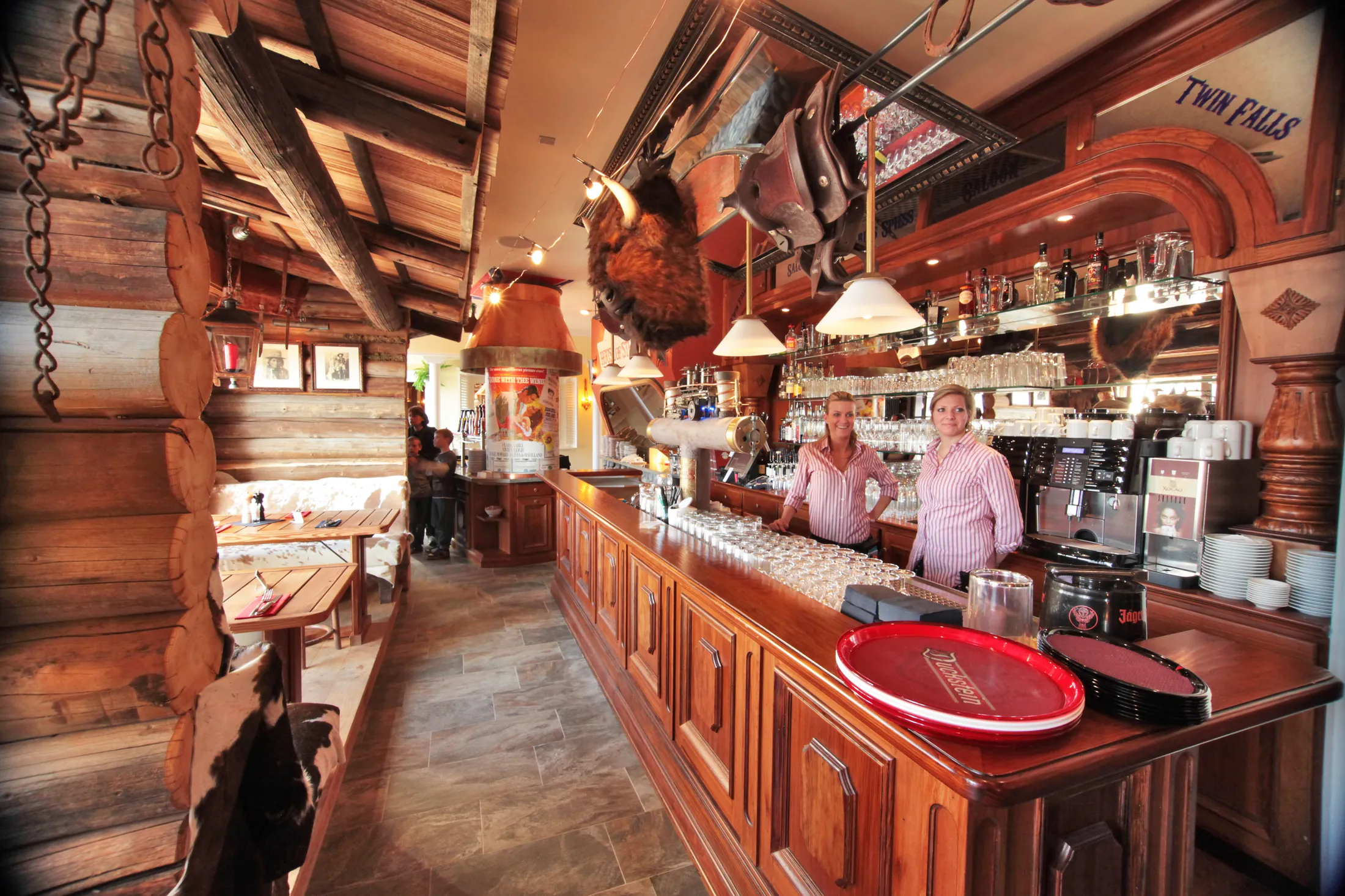 Die Saloon-Bar mit Büffelkopf und historischer Zapfanlage